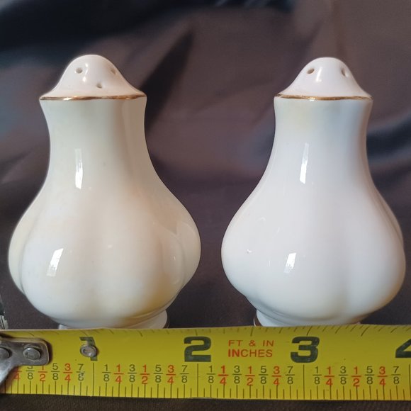 Vintage Royal Albert Val D'Or Salt and Pepper shakers. - Picture 2 of 10